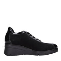 Sneakers in ecopelle e tessuto. 
