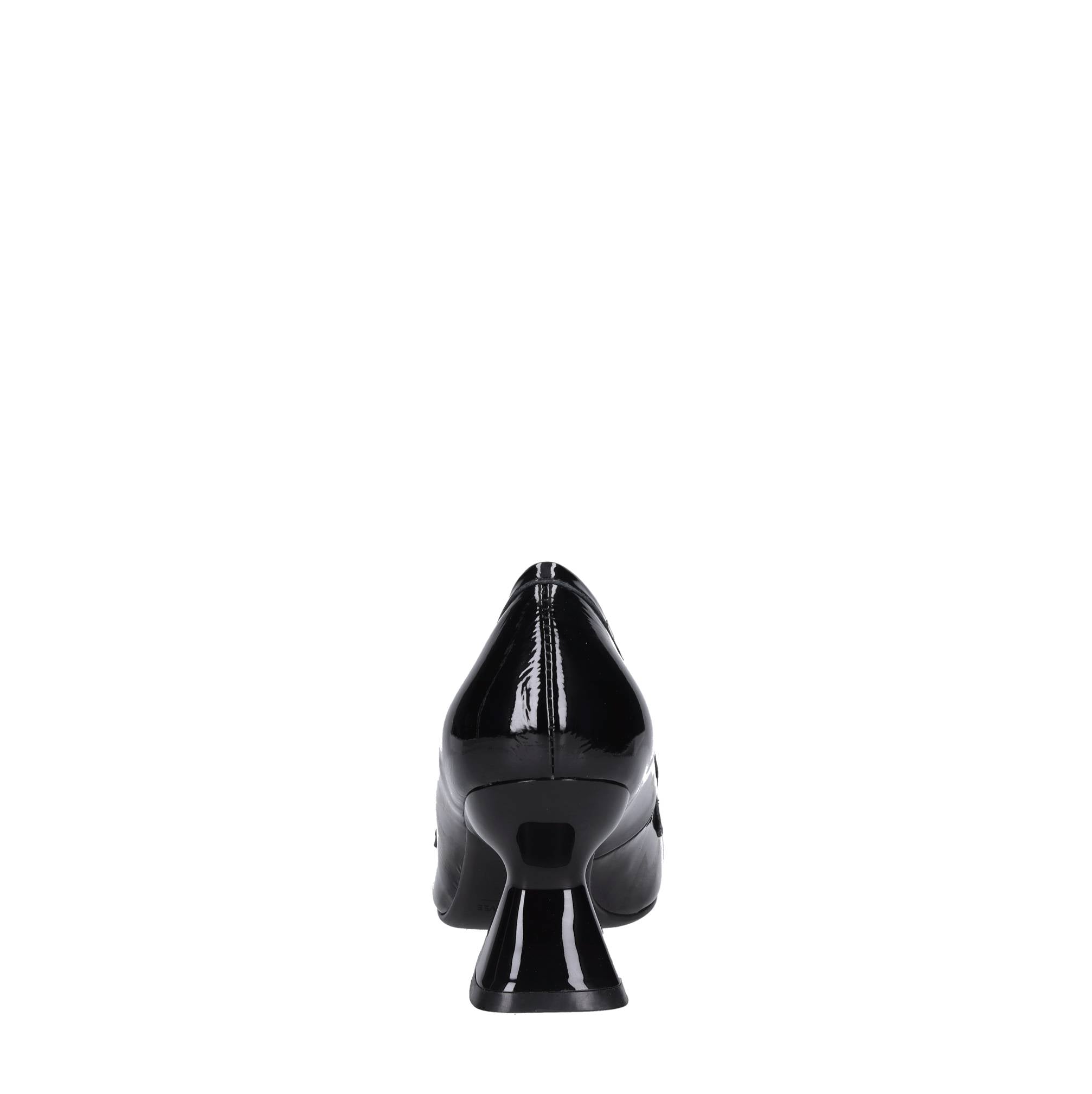 Décolleté in pelle. 