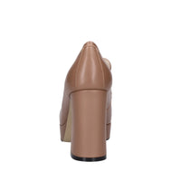Décolleté  in pelle. 