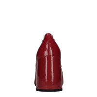 Décolleté in vernice e borchie 
