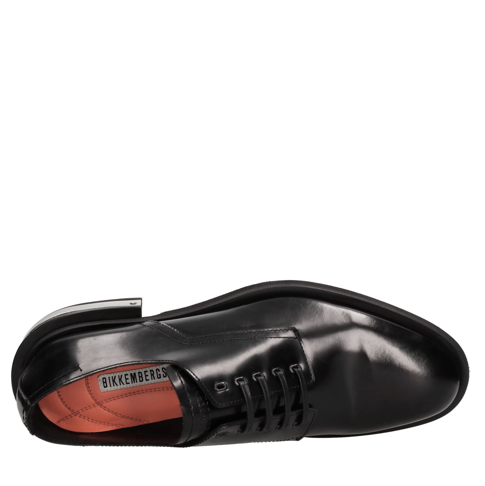 Stringate in pelle 