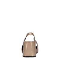 Décolleté slingback in pelle lucida 