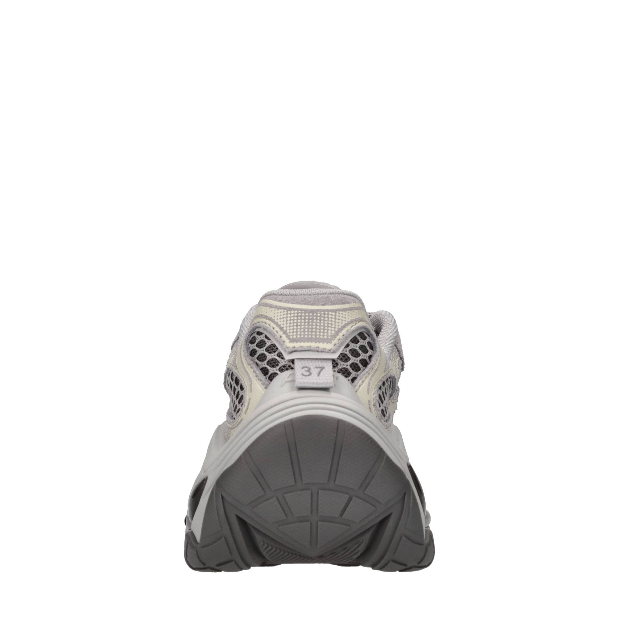 Sneakers in camoscio e tessuto 