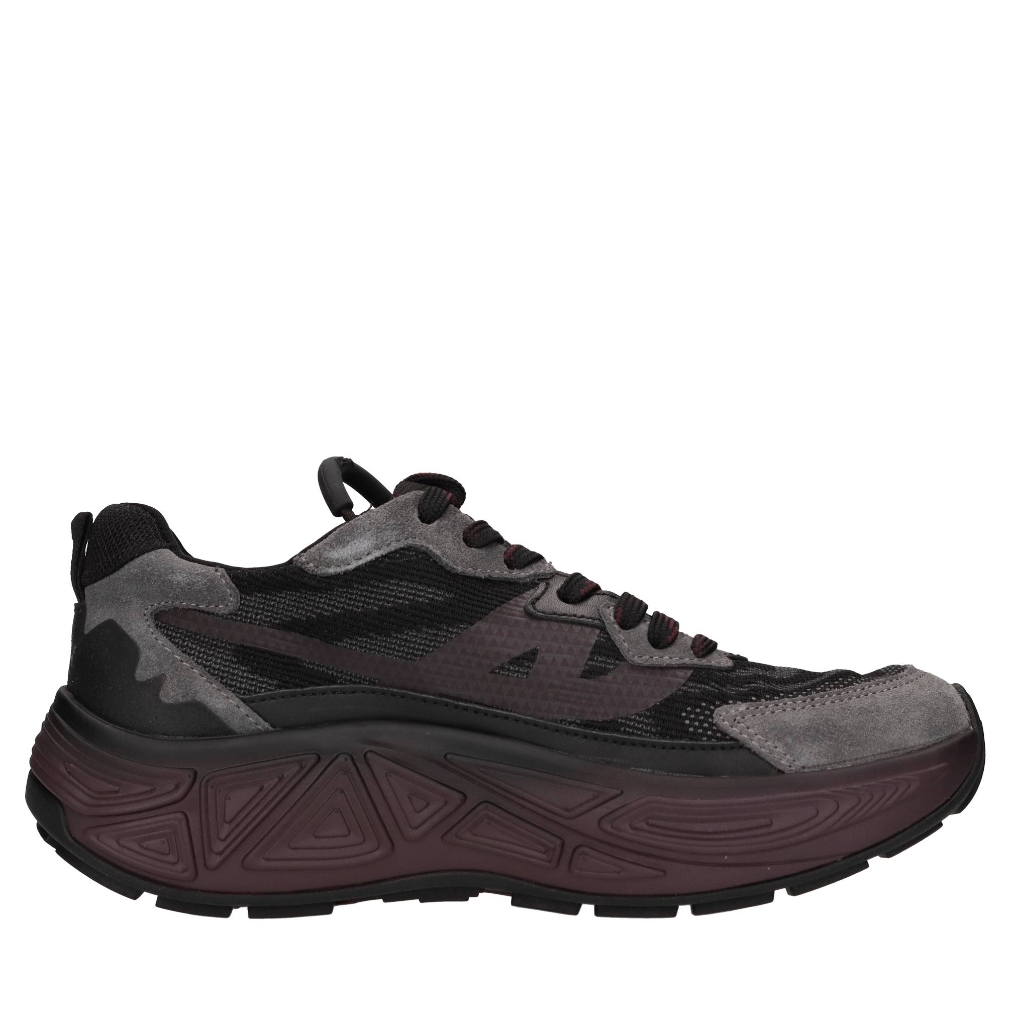 Sneakers in camoscio e tessuto 