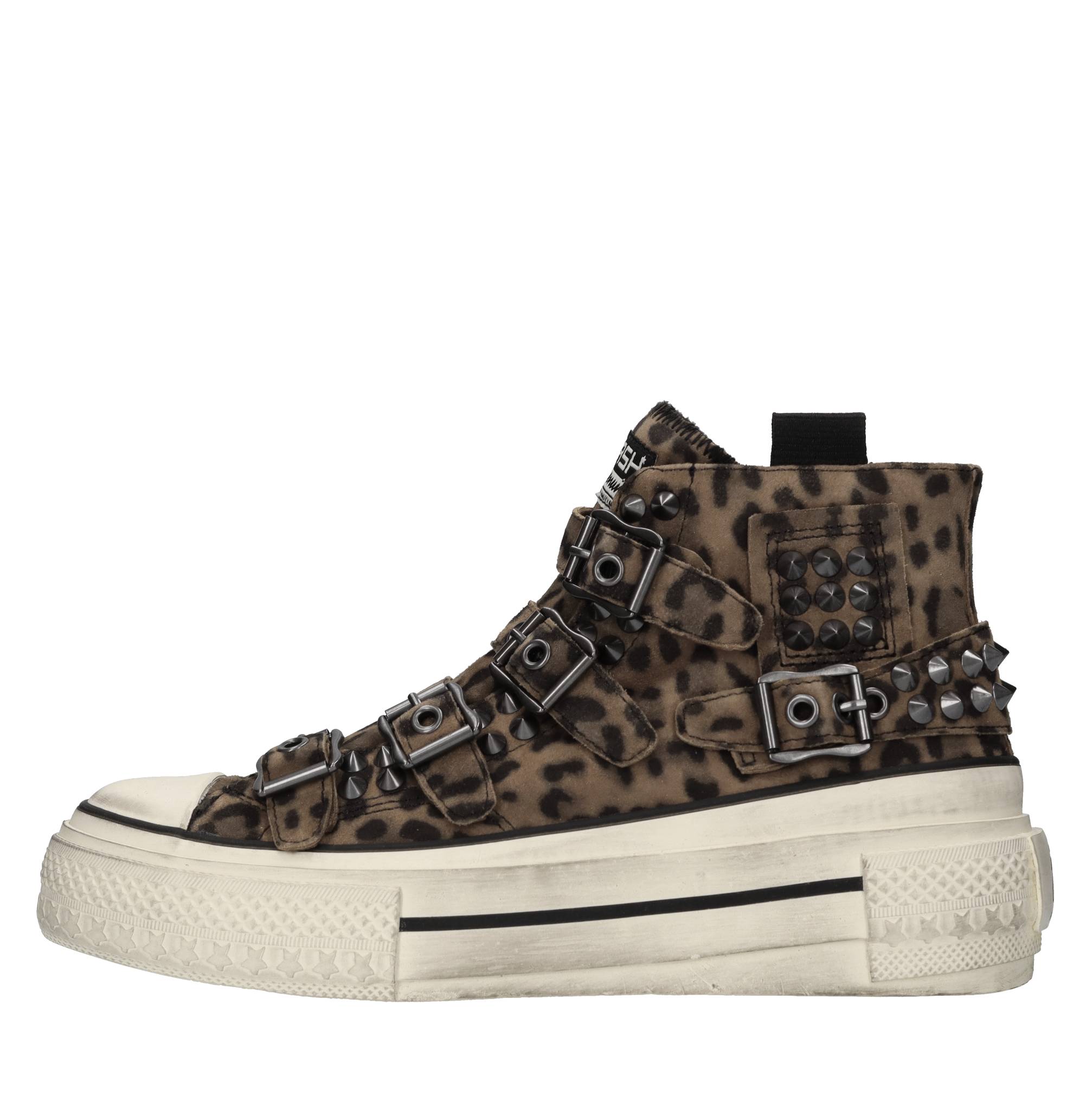 Sneakers in camoscio con borchie 