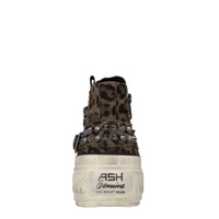 Sneakers in camoscio con borchie 