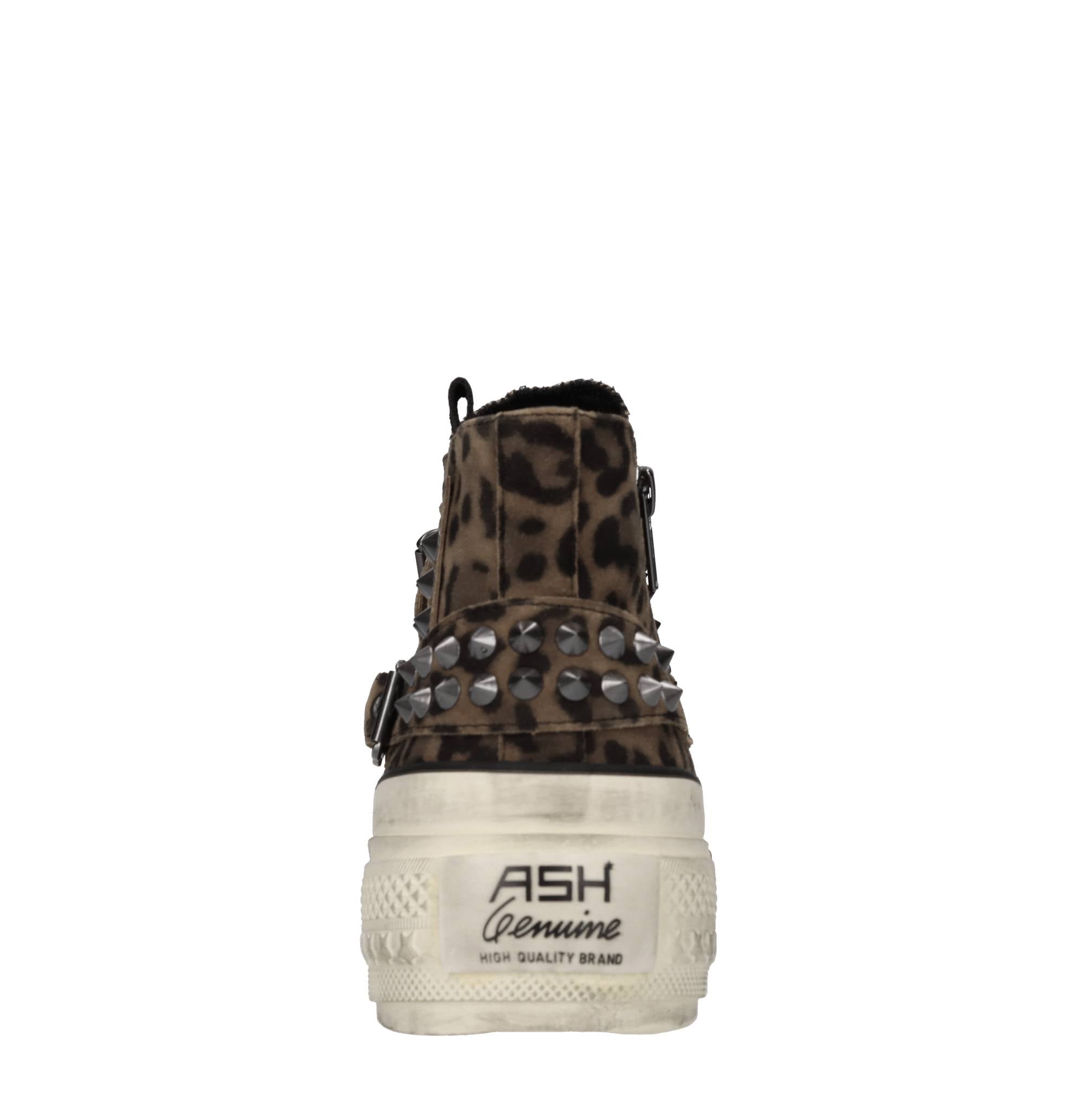 Sneakers in camoscio con borchie 