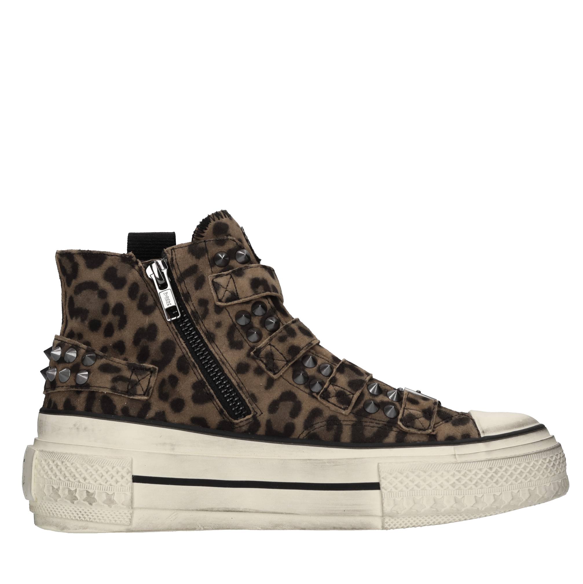 Sneakers in camoscio con borchie 