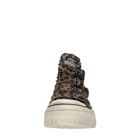 Sneakers in camoscio con borchie 