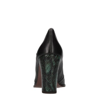 Décolleté in pelle. 