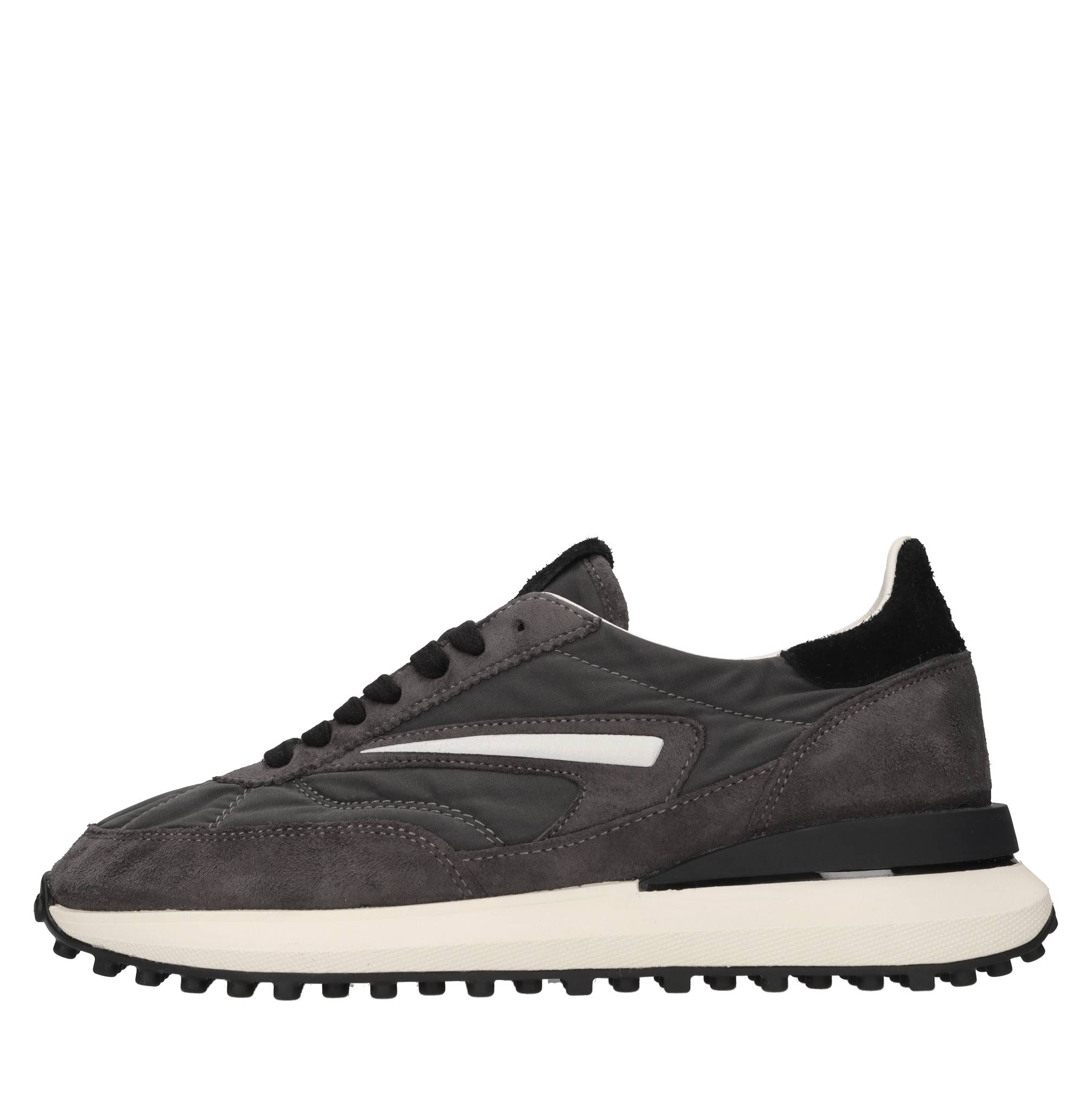 Sneakers in camoscio e tessuto 