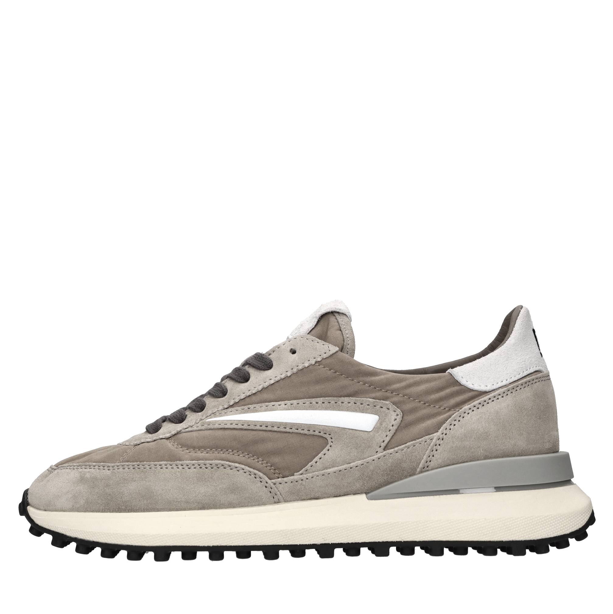 Sneakers in camoscio e tessuto 