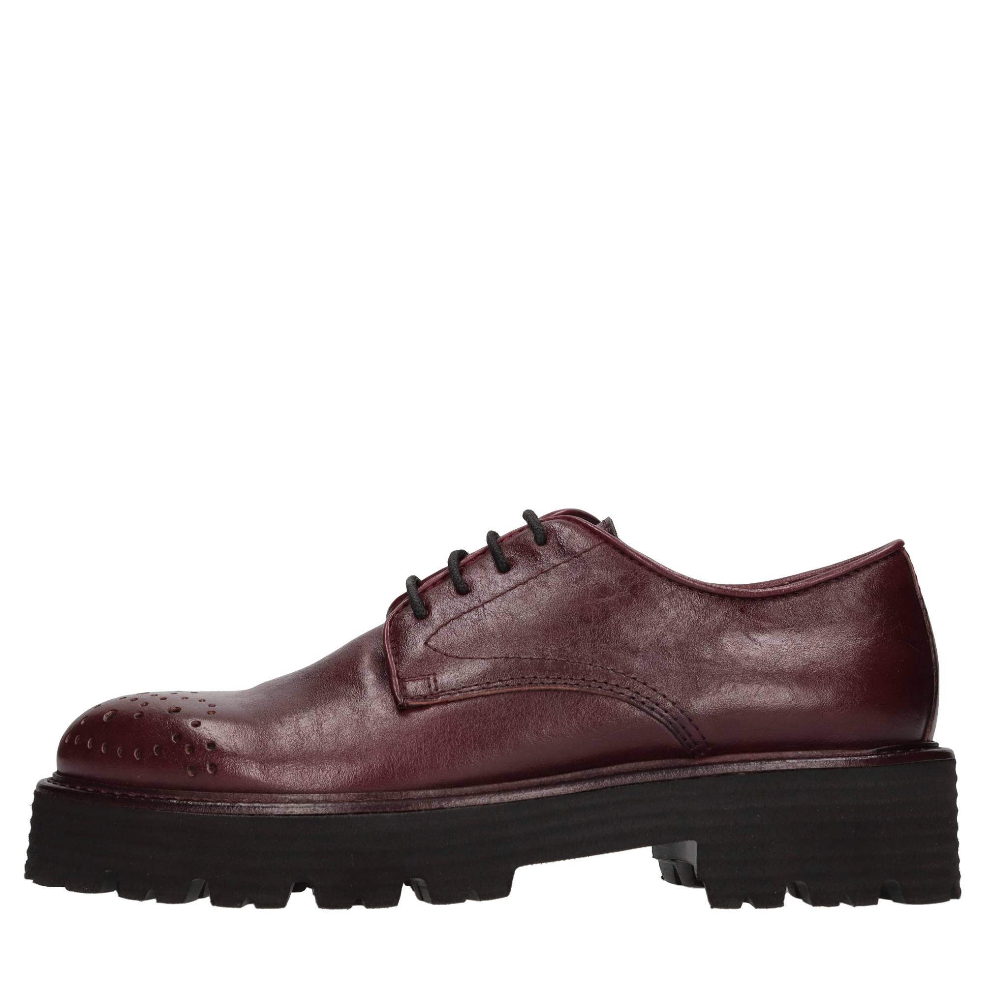 Stringate in pelle 