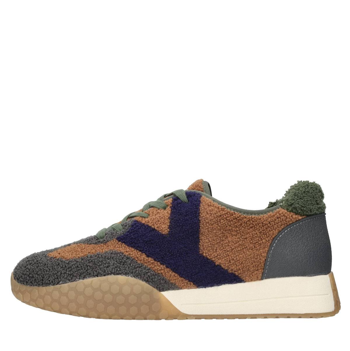 Sneakers in tessuto e altre materie 