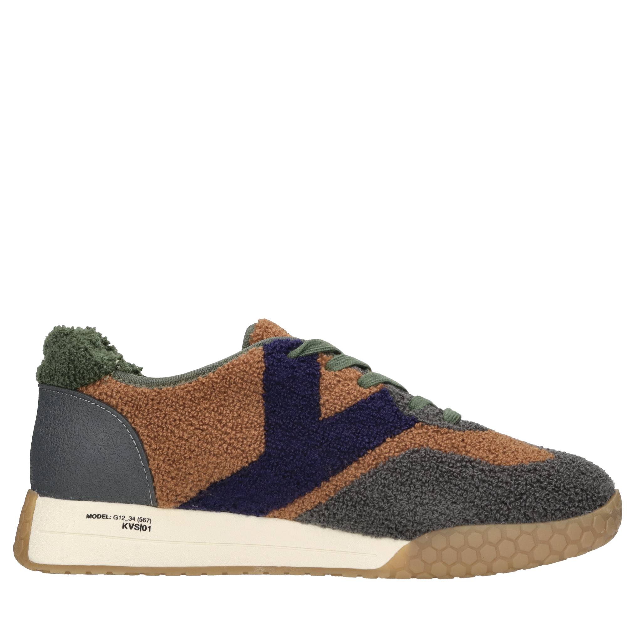 Sneakers in tessuto e altre materie 