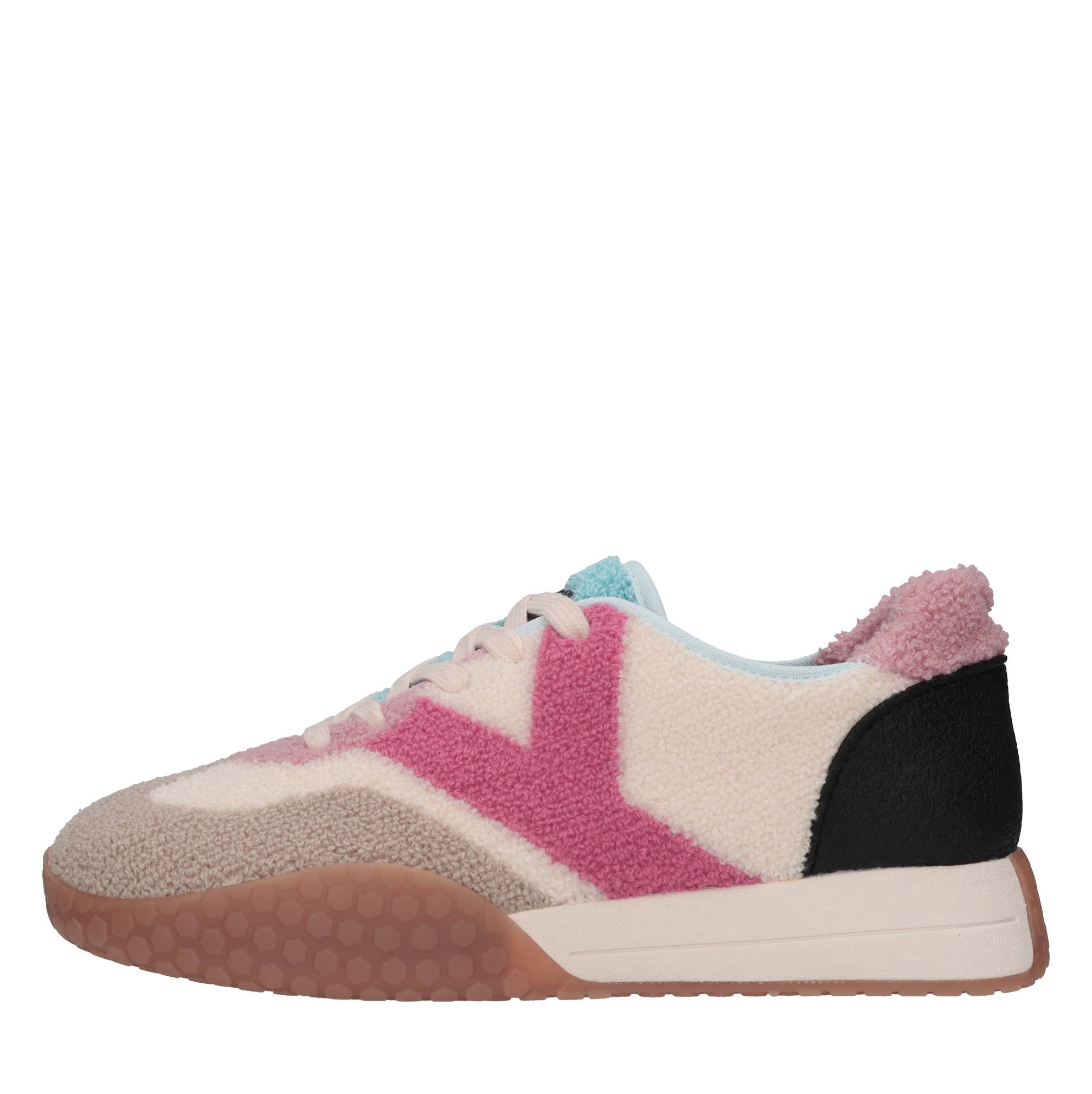 Sneakers in tessuto e altre materie 