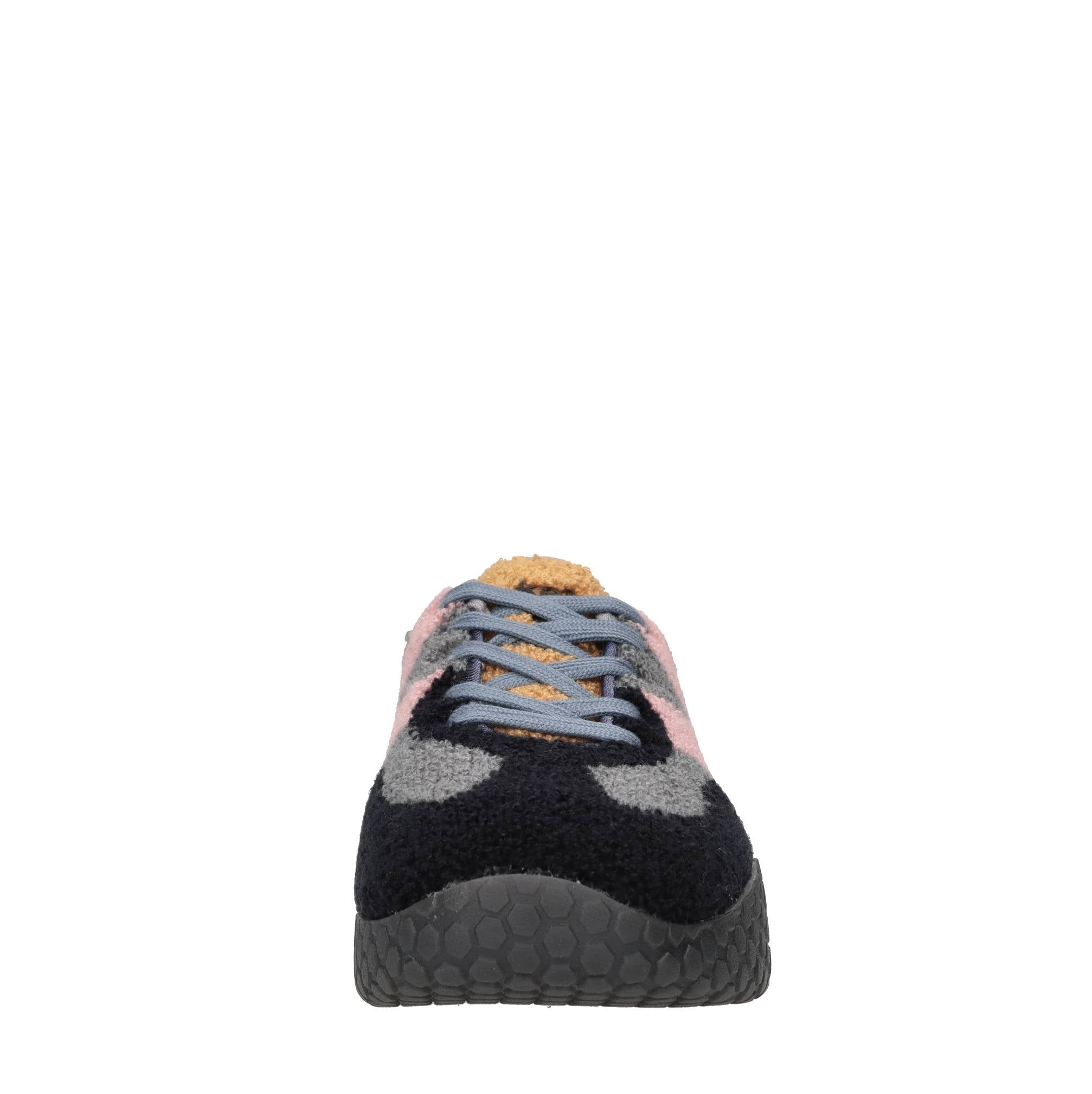 Sneakers in tessuto e altre materie 