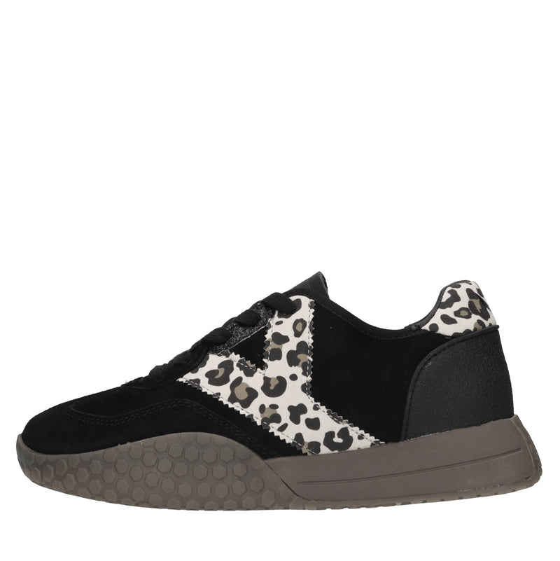 Sneakers in camoscio e altre materie 