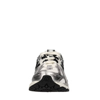 Sneakers in tessuto, ecopelle e altre materie 