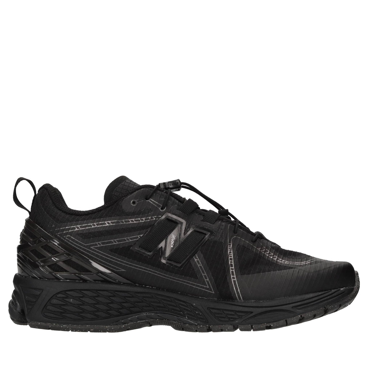 Sneakers in tessuto e altre materie 