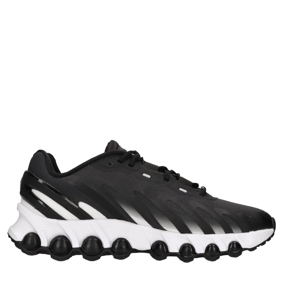 Sneakers in tessuto e altre materie 