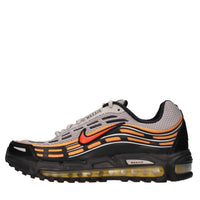 Sneakers in pelle, tessuto e altre materie 