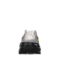 Sneakers in pelle, tessuto e altre materie 