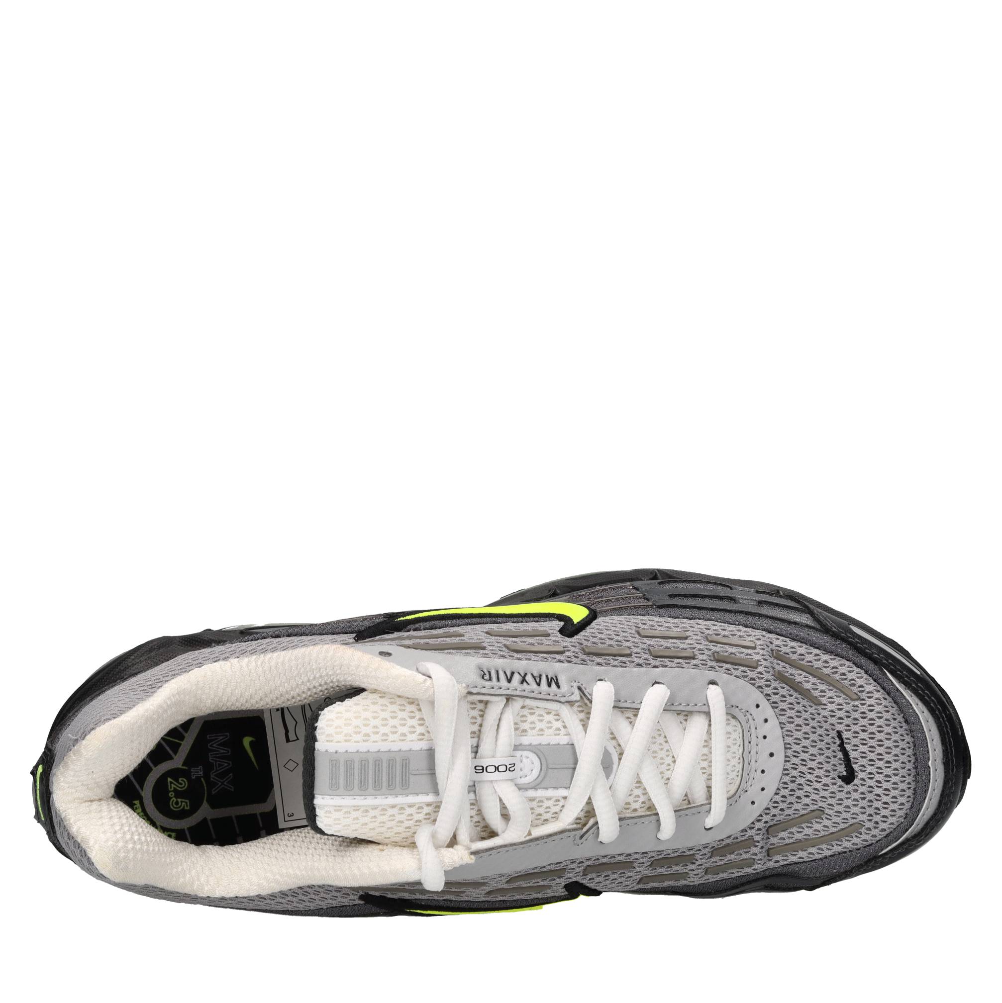 Sneakers in pelle, tessuto e altre materie 
