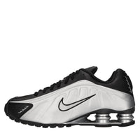 Sneakers in tessuto e altre materie 