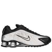 Sneakers in tessuto e altre materie 