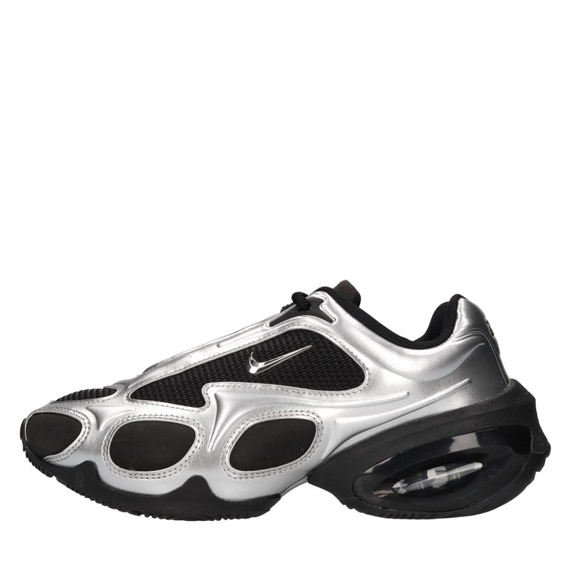 Sneakers in tessuto e altre materie 