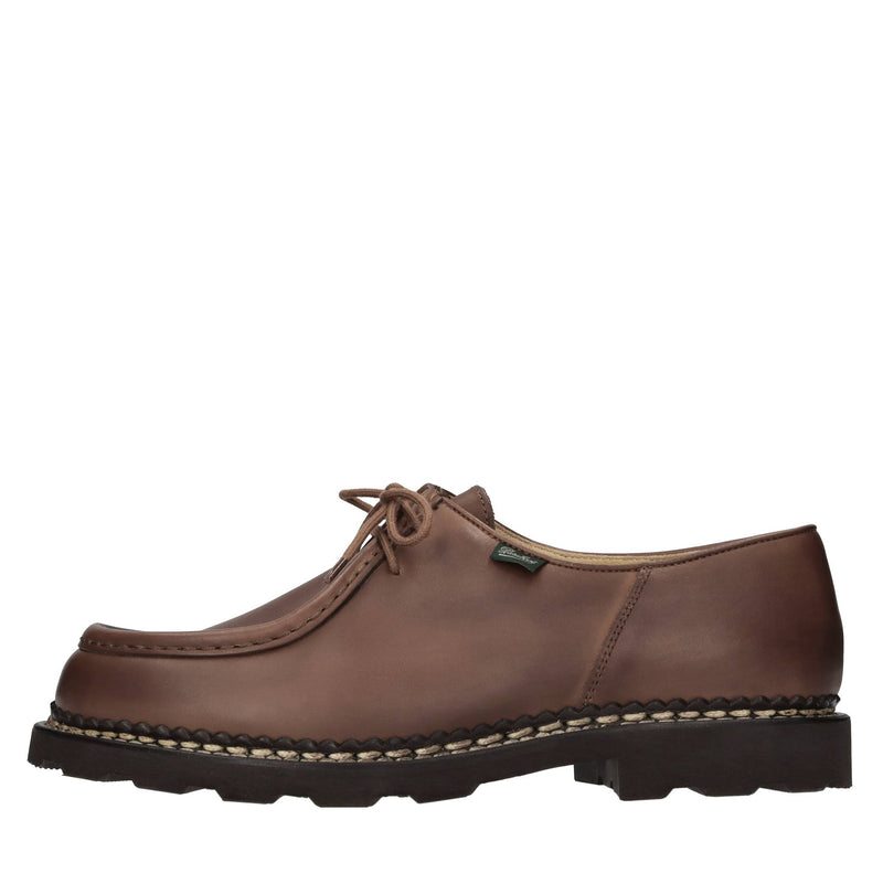 Stringate in pelle. 