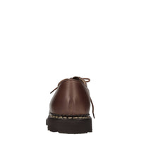 Stringate in pelle. 