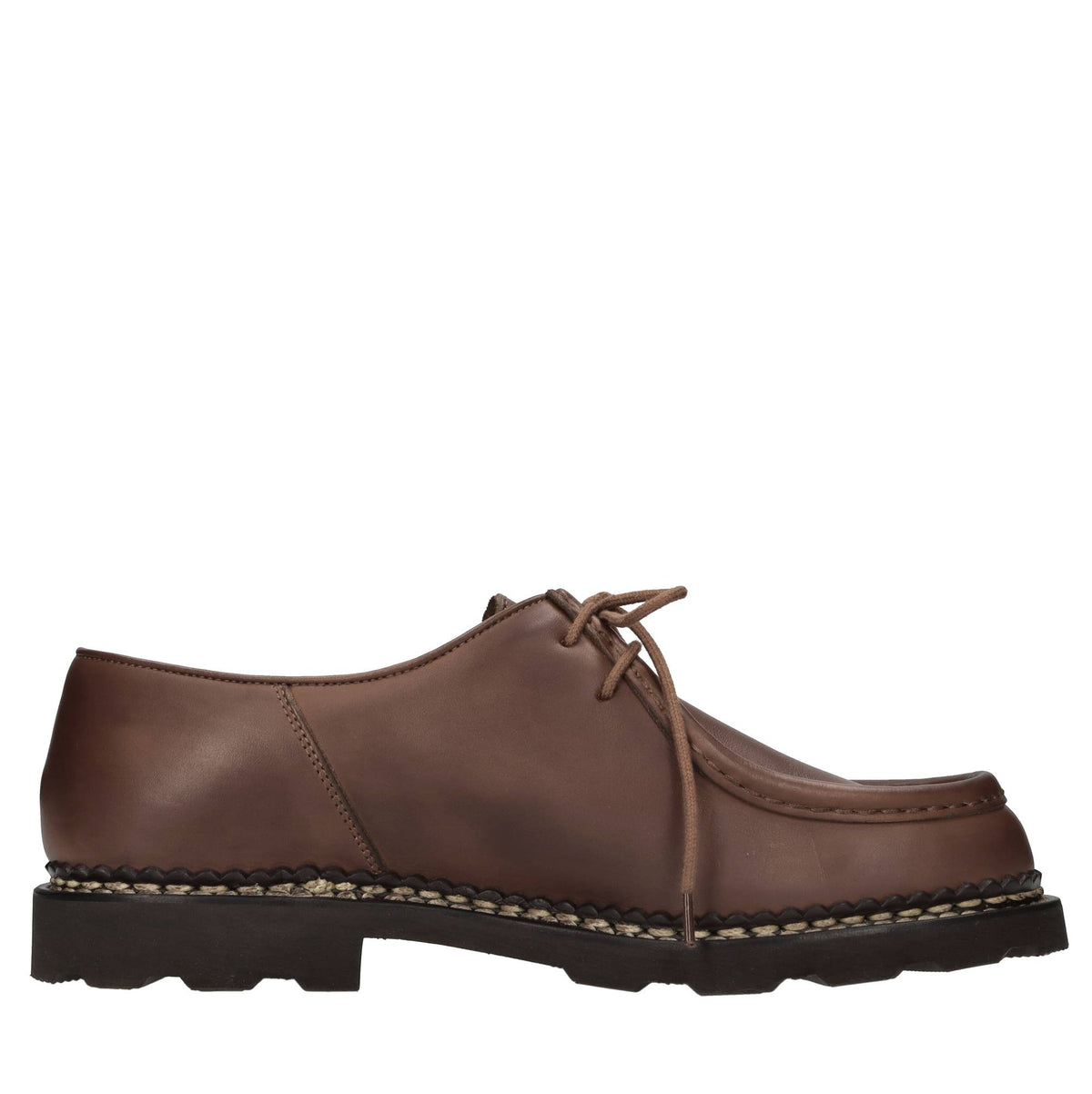 Stringate in pelle. 