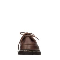 Stringate in pelle. 