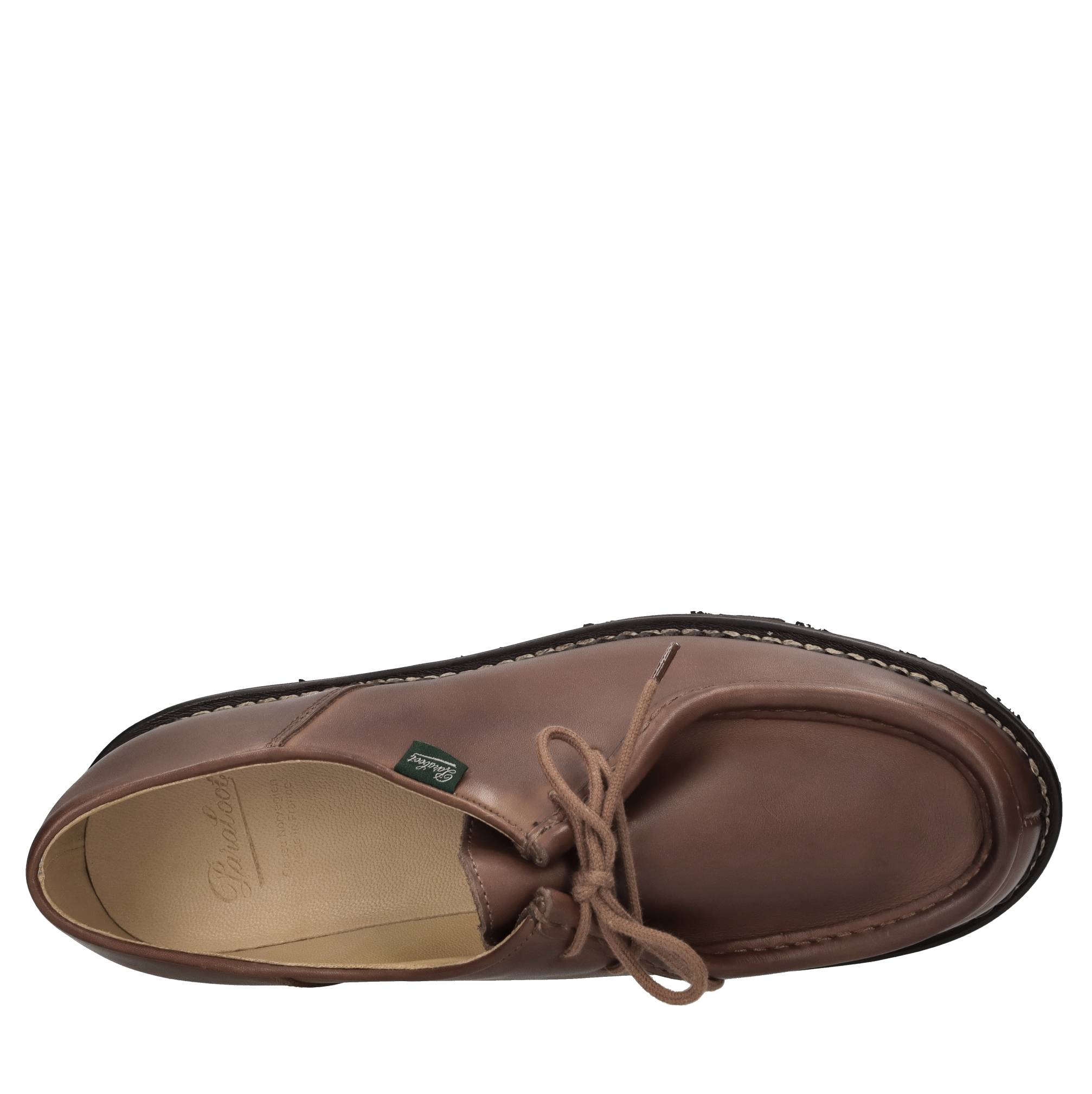 Stringate in pelle. 