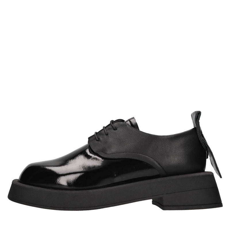 Stringate in pelle 