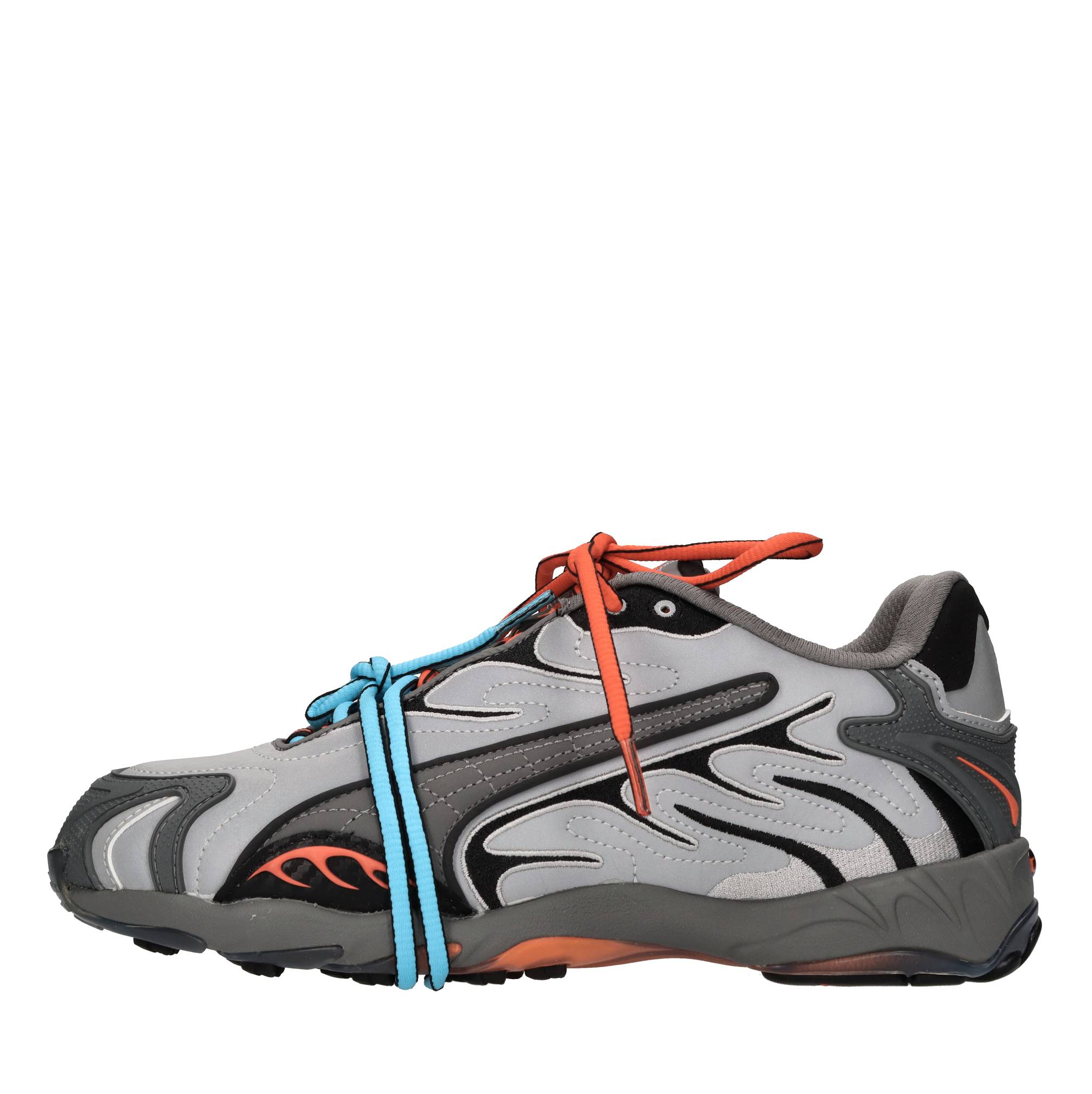 Sneakers in tessuto e altre materie 