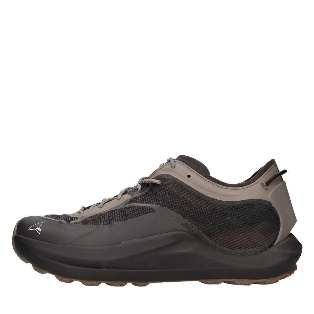 Sneakers in tessuto e altre materie 