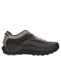 Sneakers in tessuto e altre materie 