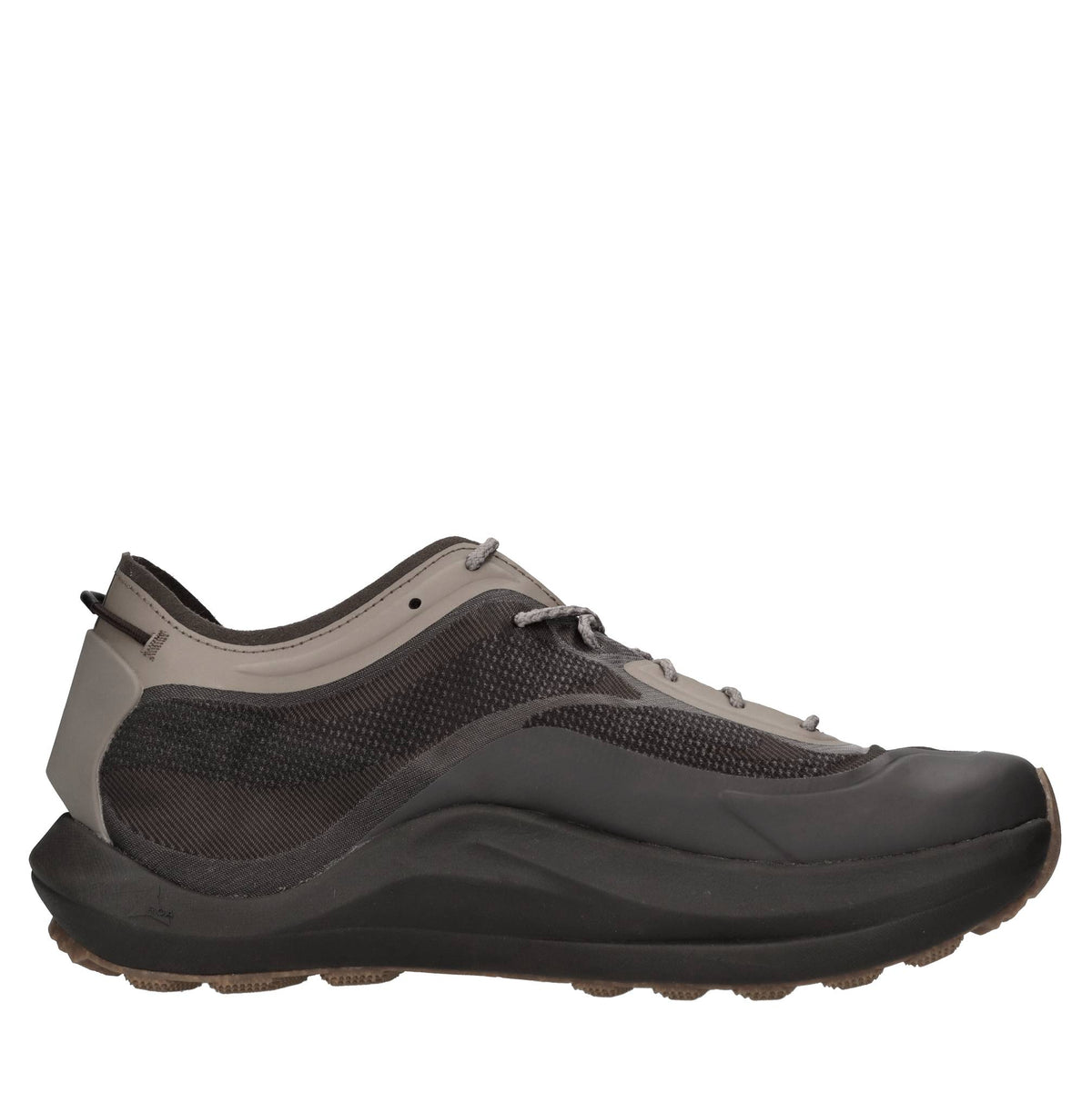 Sneakers in tessuto e altre materie 