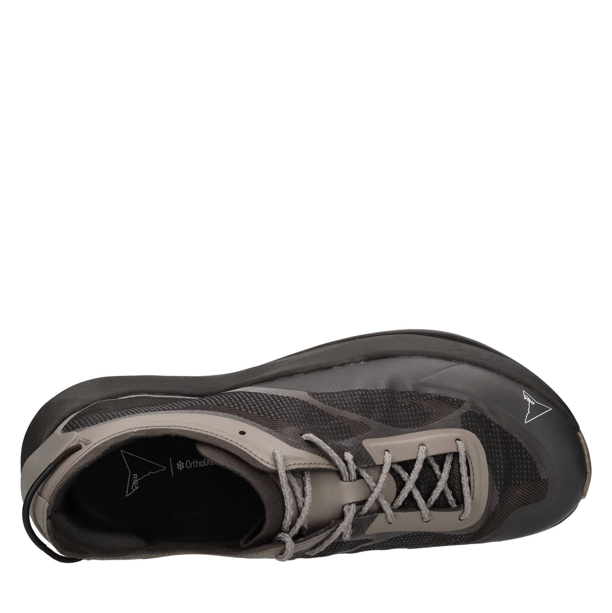 Sneakers in tessuto e altre materie 