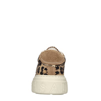 Sneakers in pelle scamosciata con una stampa effetto leopardo 