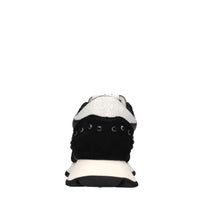 Sneakers in pelle, tessuto ed ecopelle 