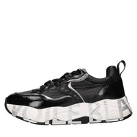 Sneakers in vernice e tessuto tecnico 