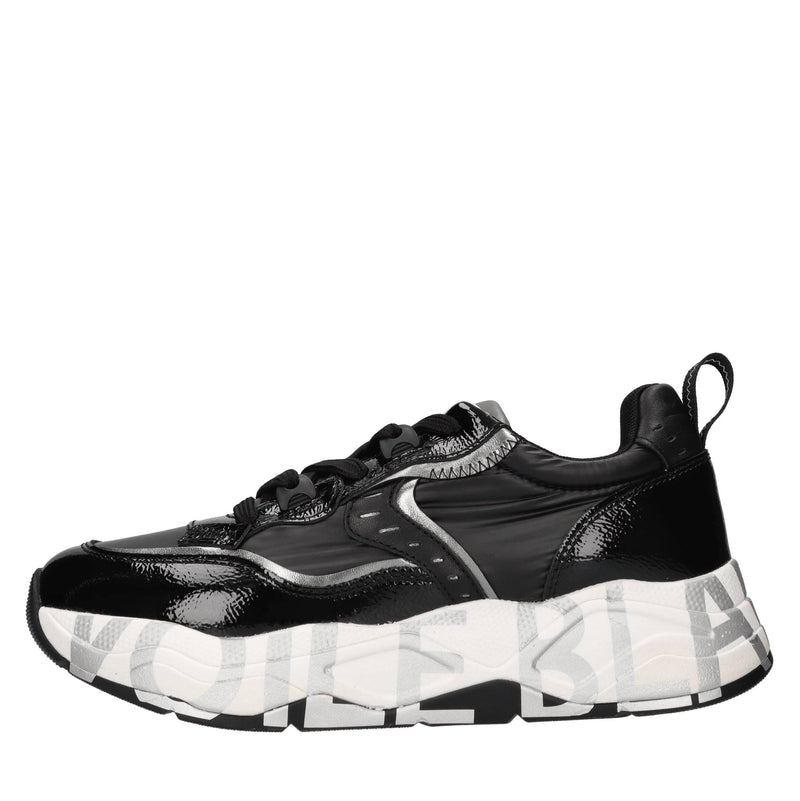 Sneakers in vernice e tessuto tecnico 
