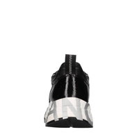 Sneakers in vernice e tessuto tecnico 
