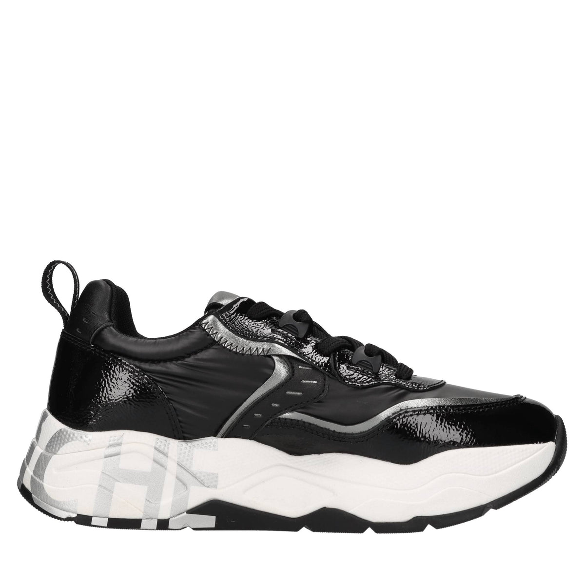 Sneakers in vernice e tessuto tecnico 