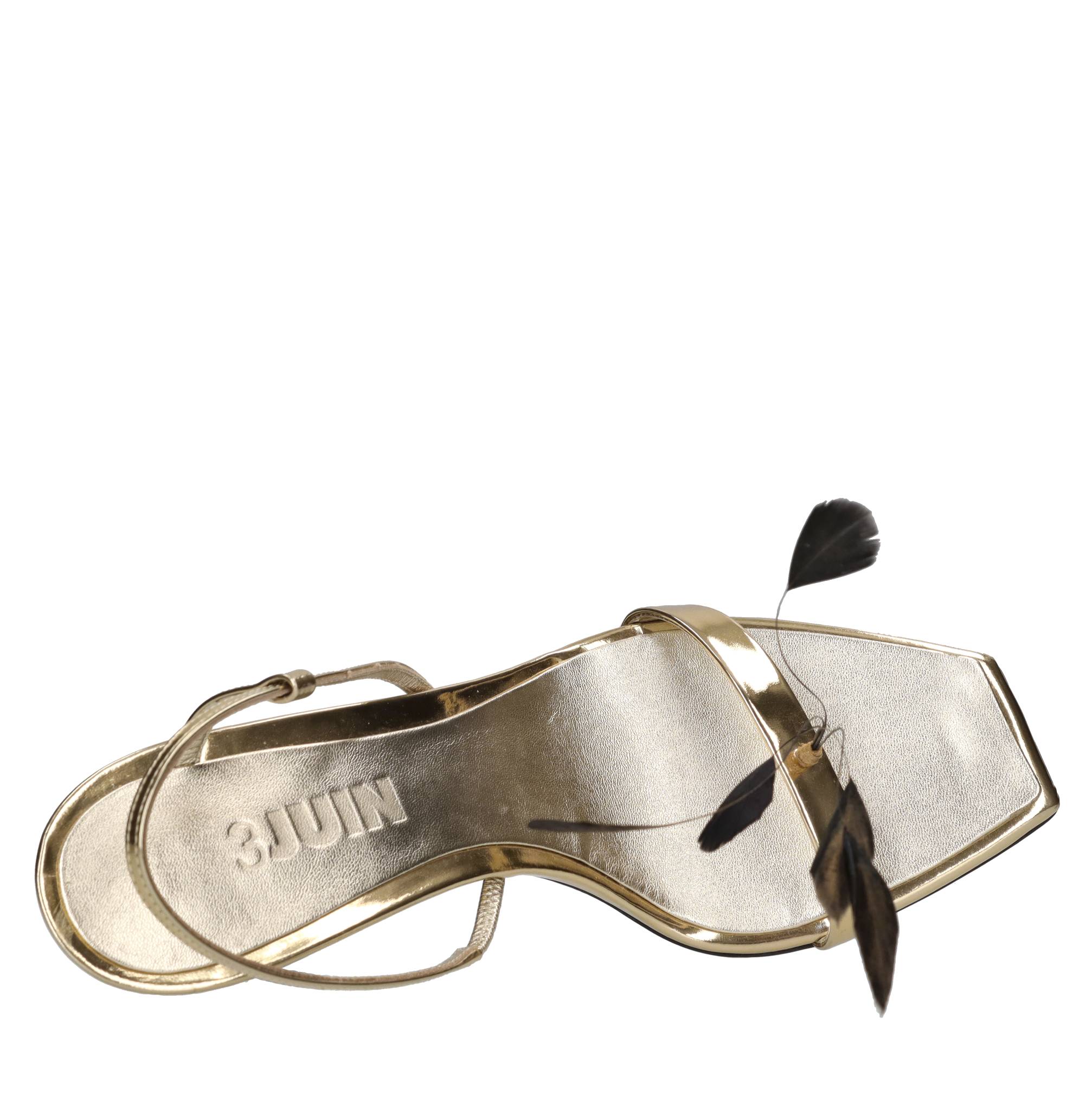 Sandali in pelle e piume 