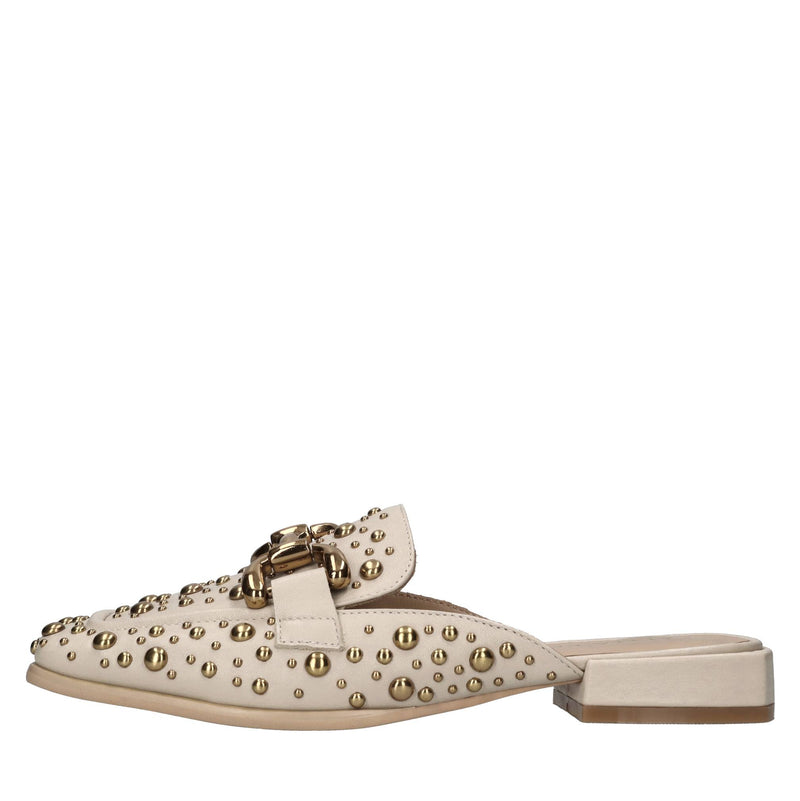 Sabot in pelle e borchie 
